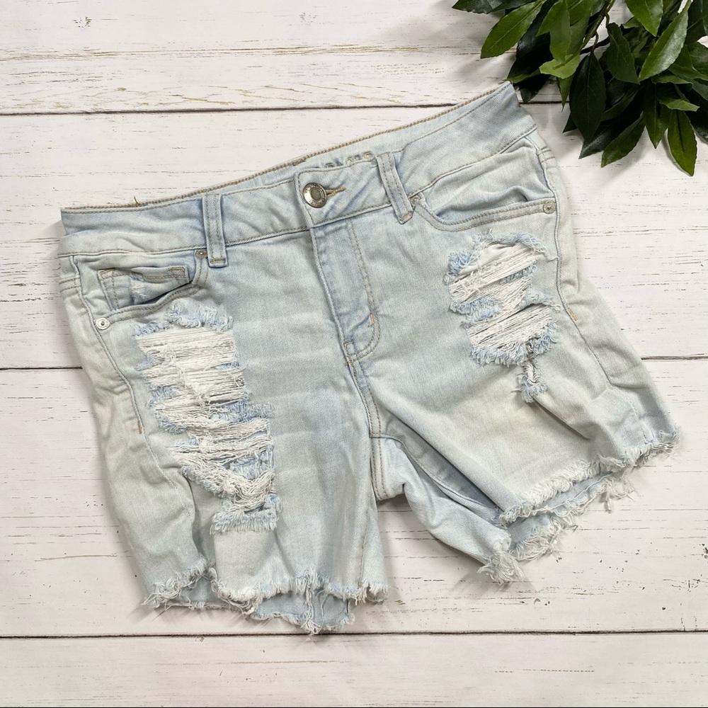 💕 American Eagle Light Wash Midi Shorts Size 8